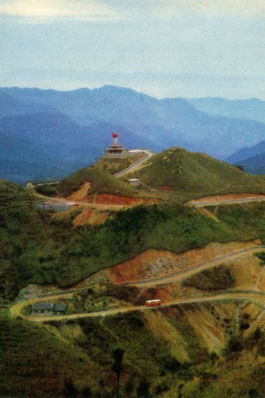 Huangjanggie, kie en auxgusto de 1928 prezidanto Maux kondukis la popolon kaj aremon frakasi atakon de la armeo de la kuomintanga reakcularo.